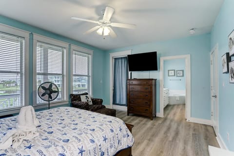 Cozy Beach Home with Resort Amenities, Ocean, bay, lake views and 3 decks! House in Galveston Island
