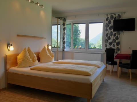 Bed, TV and multimedia, Photo of the whole room, Decorative detail, Bedroom, Guests, Garden view, Lake view, Mountain view, Family