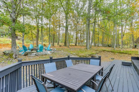 Poconos Retreat with Private Hot Tub and Pool Access! House in Middle Smithfield