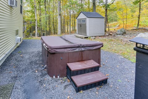 Poconos Retreat with Private Hot Tub and Pool Access! Casa in Middle Smithfield