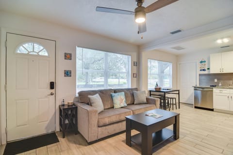 Sunny Gulfport Home Walk to Art District and Beach! Casa in Gulfport