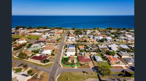 Neighbourhood, Beach, City view, Sea view, Street view, Location