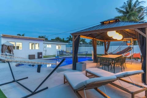 King Bed with Gym & Heated Pool Near the Beach House in Deerfield Beach