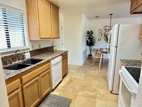 Kitchen or kitchenette, pet friendly, stove