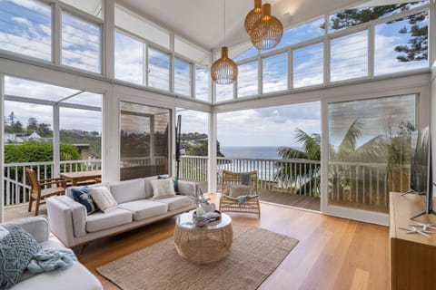 The Bungan - Beachfront W Access To Bungan Beach House in Pittwater Council