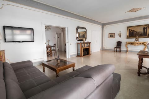 Communal lounge/ TV room, TV and multimedia, Living room, Seating area