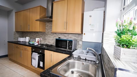 4 Bed Spacious House Free Parking Condo in Slough