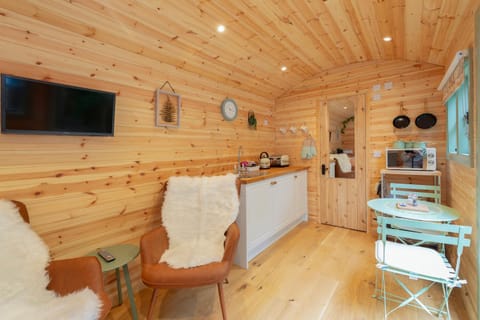 Shepherds Hut with Hot Tub House in Borough of Swale