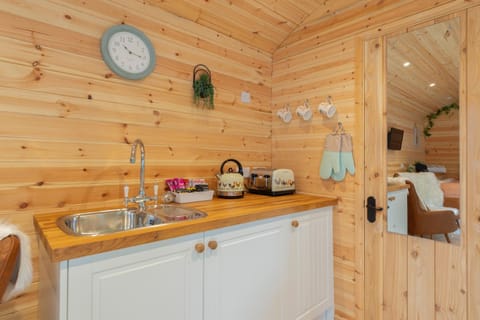 Shepherds Hut with Hot Tub House in Borough of Swale