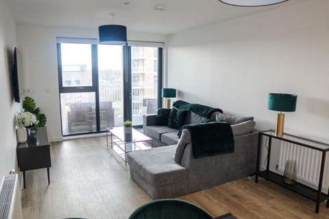 Luxury, Modern & Cosy 2 Bedroom London Apartment Condo in London Borough of Ealing