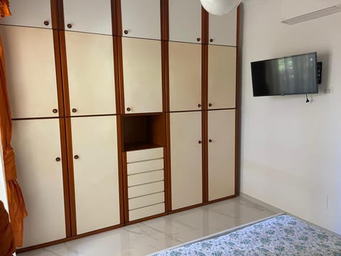 TV and multimedia, Photo of the whole room, Bedroom, wardrobe