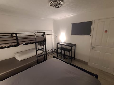 RoomZ-GATWICK-LONDON-Airport Parking-Travel Service Vacation rental in Crawley