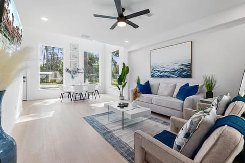 Contemporary Charm Mins to DNTN and Beach House in Saint Augustine