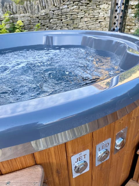 Luxury Cotswold Cottage with hot tub in Stow on the Wold! House in Stow-on-the-Wold