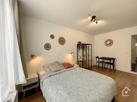 Bed, Photo of the whole room, Bedroom