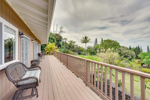 Hawaiian Retreat with Ocean Views in Captain Cook! House in South Kona