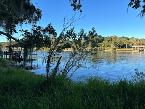 Beautiful Waterfront Home, Near The Beach Haus in Palm Coast