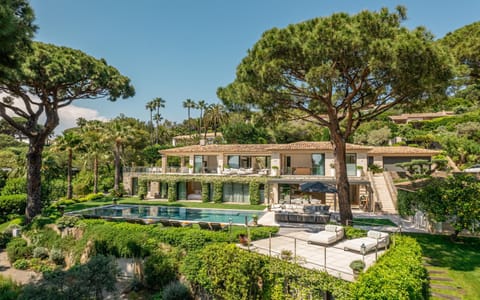 Property building, Day, Pool view, Swimming pool, sunbed