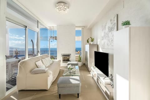 Communal lounge/ TV room, Natural landscape, TV and multimedia, Living room, Seating area, Evening entertainment, Sea view