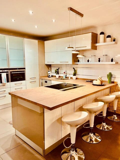 Kitchen or kitchenette, Dining area, minibar, pet friendly, stove