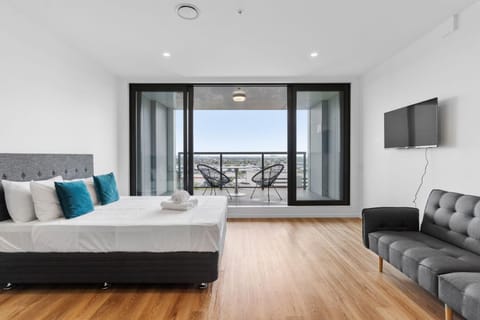 Bed, TV and multimedia, View (from property/room), Bedroom