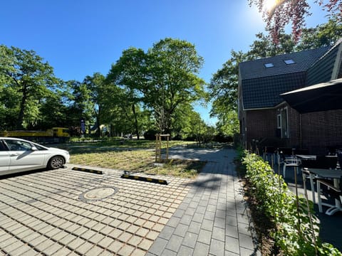 Property building, Spring, Day, Garden, Garden view, Parking