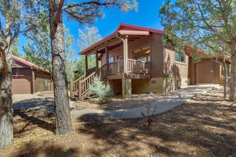 Pet-Friendly Show Low Cabin with Patio and Gas Grill! Maison in Show Low