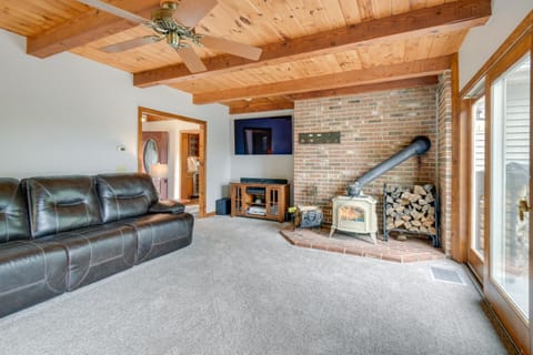 Milton Hidden Gem with Pool, Hot Tub and Fireplace! Casa in Acton