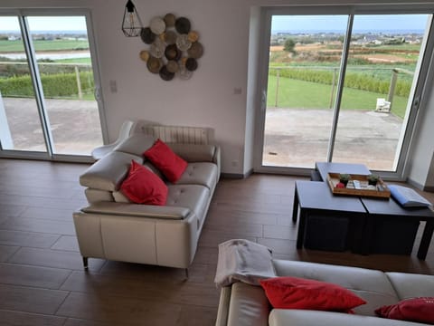 sleeps 4, 180° panoramic sea view, Cleder House in Cléder