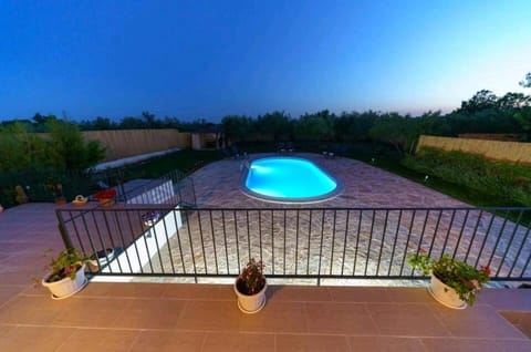 Swimming pool, Location, children, Family