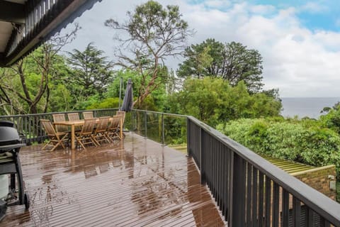 'The Treetop Canopy' A Magnificent Beachside Getaway House in Dromana