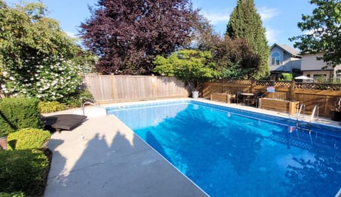Metropolitan Dream Stay with Pool and Hot Tub Villa in Surrey