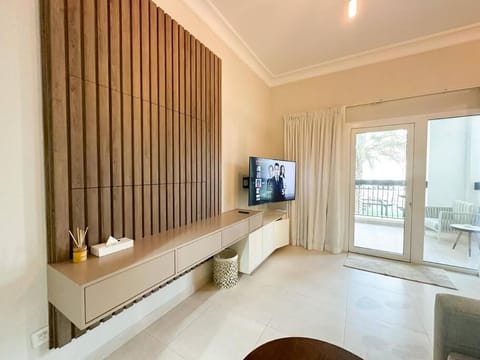 TV and multimedia, Living room, Seating area, Bedroom