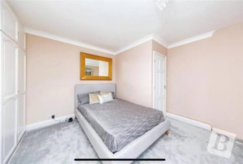 End of Terrace 4 bedroom 2 living room home in London Haus in Romford