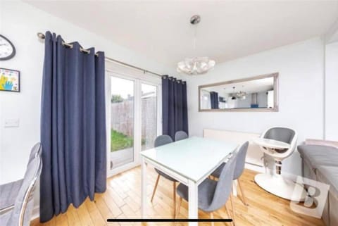 End of Terrace 4 bedroom 2 living room home in London Maison in Romford