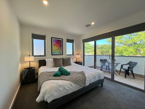 Bed, TV and multimedia, Photo of the whole room, Seating area, Bedroom