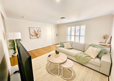 Cosy 3BR House, 7 mins drive to Macquarie Centre, 5 stars on AirB&B Villa in Sydney