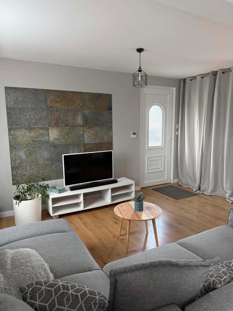 Property building, Patio, TV and multimedia, Inner courtyard view, internet, internet