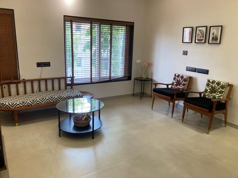Stylish 2BHK Airbnb Retreat, Perfect for Families. Condo in Pune