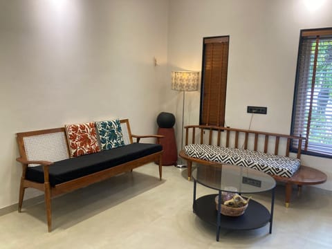 Stylish 2BHK Airbnb Retreat, Perfect for Families. Condo in Pune