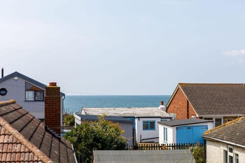 Mariners: Stylish Beachside Getaway with Sea Views Casa in West Wittering