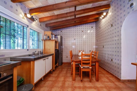 Kitchen or kitchenette, Dining area, minibar, pet friendly, stove