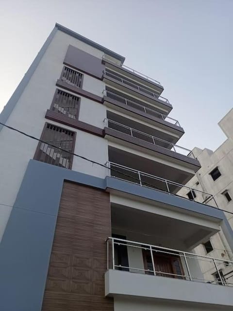 KPHB Phase 15 New Stunning 3 BHK - 5th Floor with Private Parking Appartement in Hyderabad
