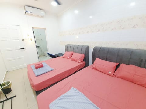 Bed, Photo of the whole room, Bedroom, air conditioner