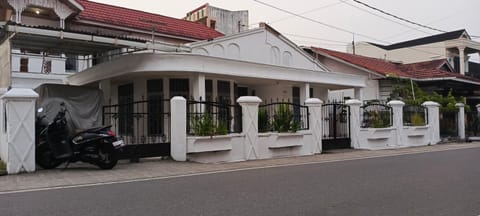 Property building, Day, Neighbourhood, Street view