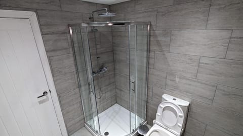 Shower, Toilet