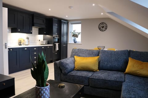 Kitchen or kitchenette, Living room, Seating area, Dining area, minibar, pet friendly, stove