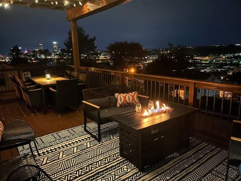 City Skyline - Outside decks - Contemporary Maison in Pittsburgh