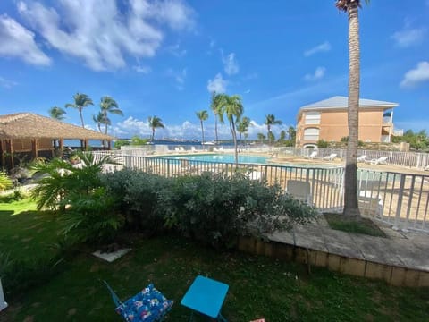Pool and sea view, Baie Nettlé Apartment in Sint Maarten