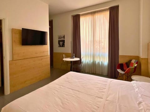 Bed, TV and multimedia, Photo of the whole room, Bedroom